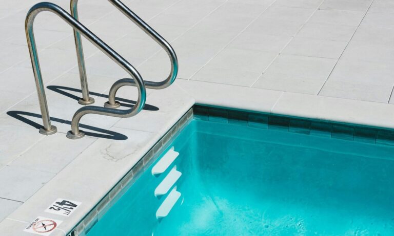 limpiar línea de flotación piscina