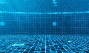 reducir consumo de químicos piscina