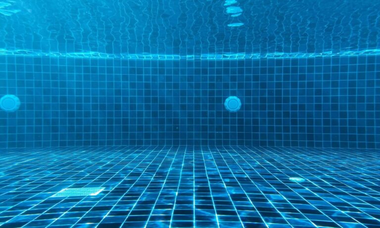 reducir consumo de químicos piscina